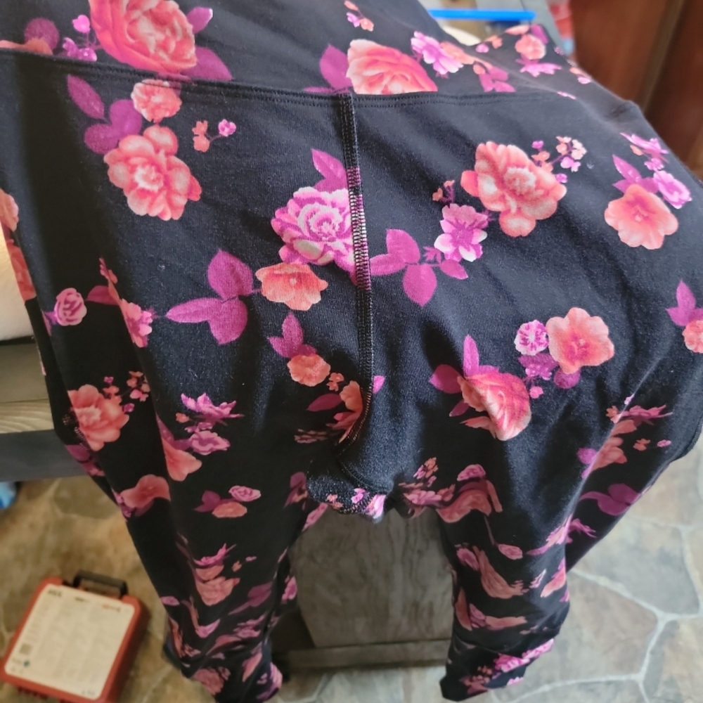 PINK Victoria's Secret Black and Pink Leggings